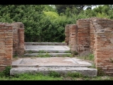 07500 ostia - regio iv - insula iii - domus dei pesci (iv,iii,3) - (via della caupona) - raum (g) - hof - bli durch raum b ins vestibulum (raum a).jpg